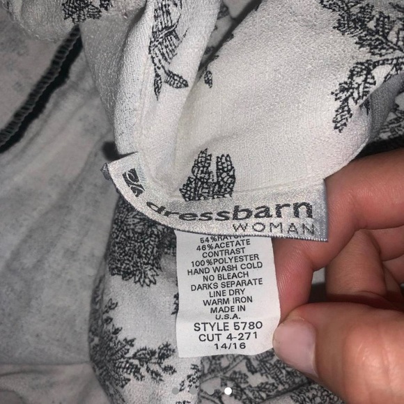 ❌SOLD❌Light weight toile print button down!! - Picture 3 of 4